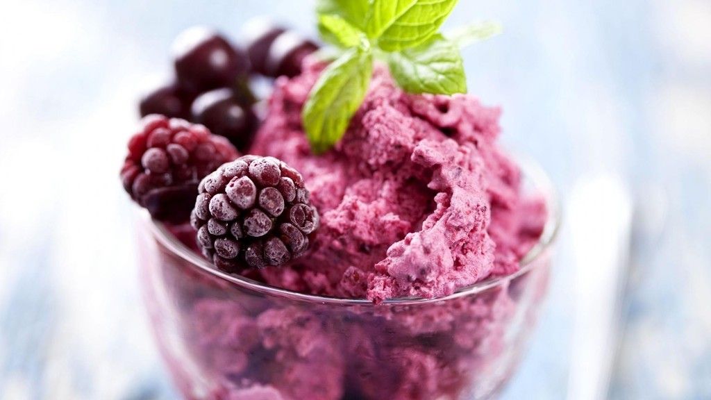 Raspberry-Yummy-Ice-Cream-Dessert-HD-Wal