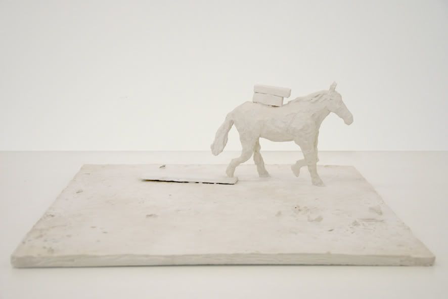 cheval chargé platre, Sculpture contemporaine en platre contemporain de cheval contemporain de pierre guilhem