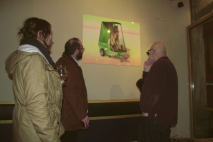 Public d'expo 01, Photo du public de l'exposition de Pierre-Guilhem Au lycaon 