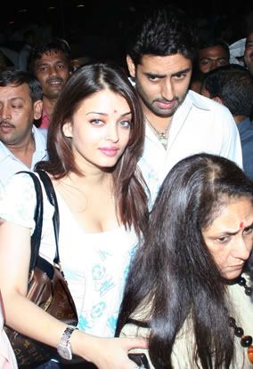 arrival airport aishwarya rai abhishek bachan