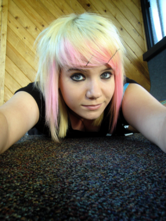 blond emo hairstyle. lond-pink-emo-hair-330x439.
