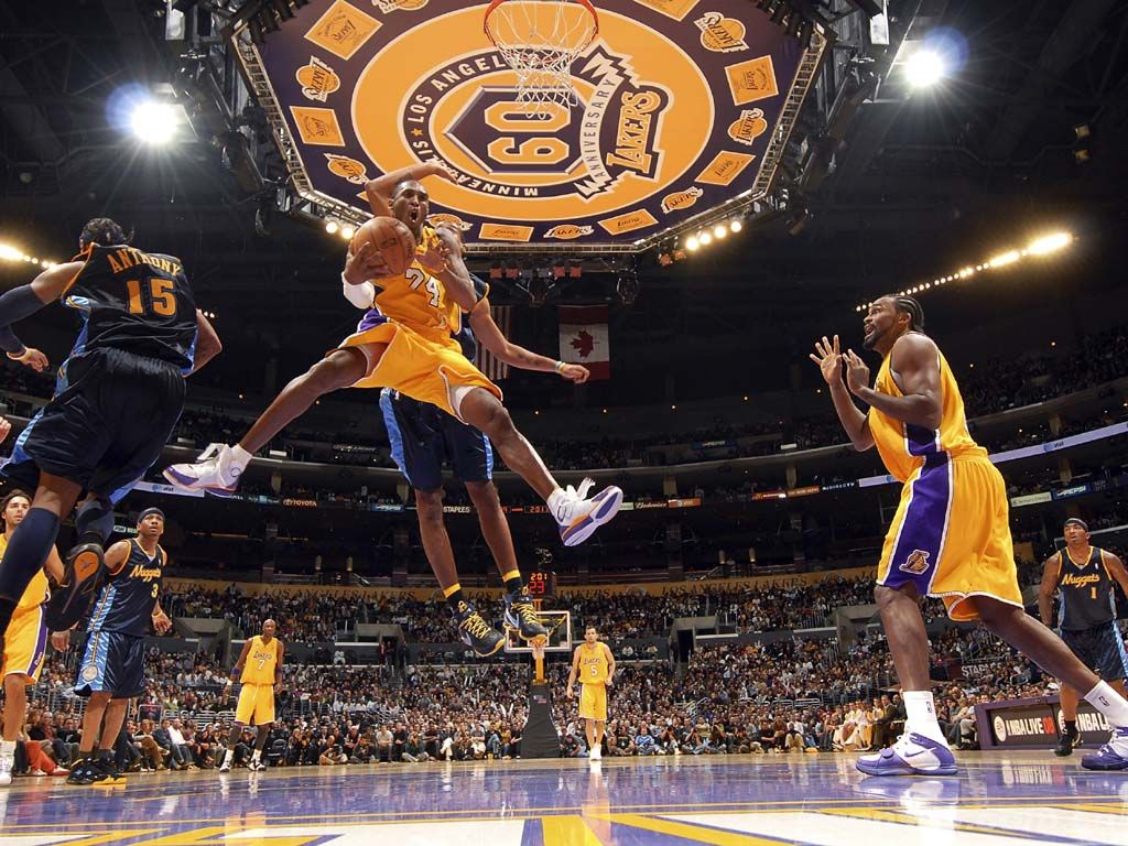 Kobe Bryant (bg : Carmelo Anthony, Allen Iverson And Lamar Odom) Photo 